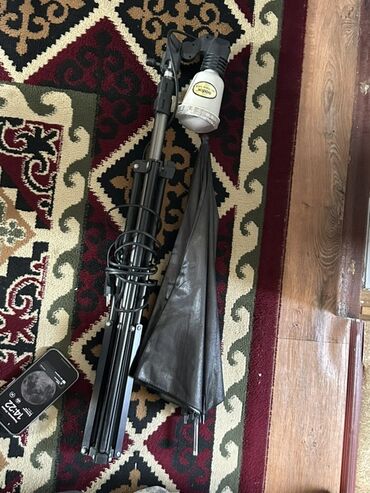 свет для студии: Студийный комплект освещения Godox: - Осветитель Godox с цоколем под