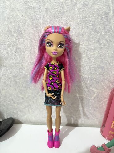 виниловые куклы: Monster High kuklaları satılır. Aksesuarların vəziyyəti və s. barədə