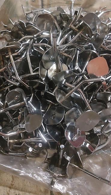 Оборудование для магазинов: Dəlikli lövhələr üçün nəzərdə tutulmuş metal asqılar. Bu asqılar — 2