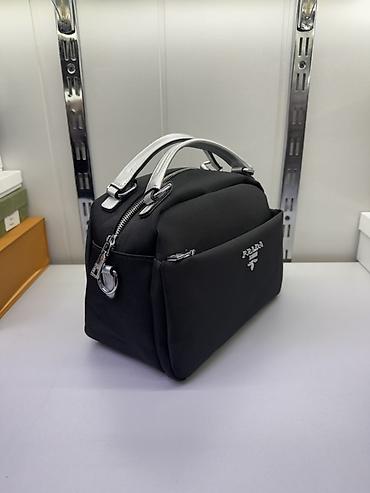 Классические сумки: Сумка Prada, компактная модель в минималистичном стиле. - Цвет — 1