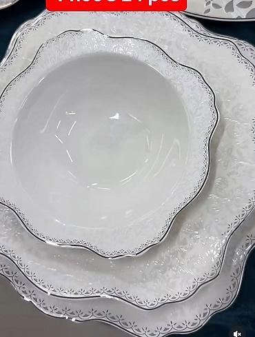 bacac diska statua: Porcelanski servis za ručavanje u elegantnoj beloj boji sa bogatim — 1