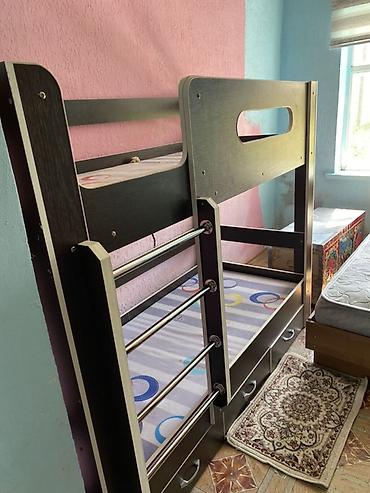 Детский мир: Детская двухъярусная кровать с лестницей и выдвижными ящиками. - — 3