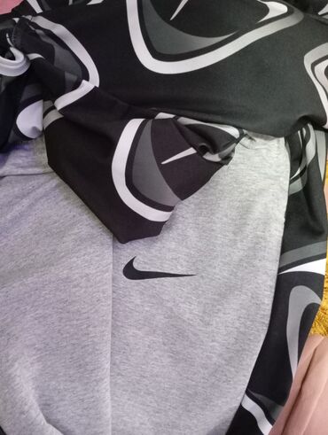 trikotaza kompleti: Komplet nike trenerka na popustu prva trenerka je gornji deo lik