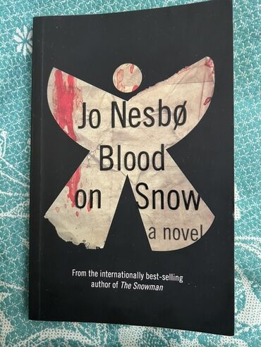 Bədii ədəbiyyat: Jo Nesbø-nun "Qarda qar " romanı. Beynəlxalq bestseller olan "Qar