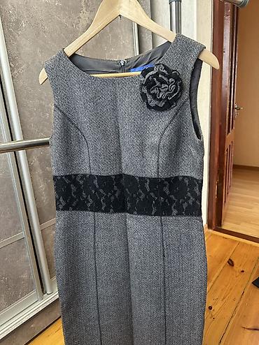 Повседневные платья: 1)Платье под замшу с красивым узором из паеток,размер 44-48,состояние — 6