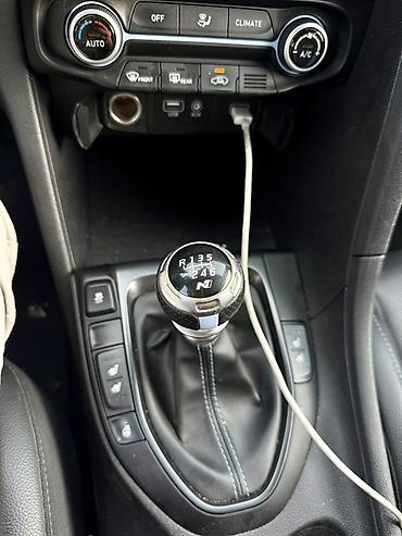 byd e2 2024: Hyundai Veloster: 2019 г., Бензин, Хэтчбэк — 8
