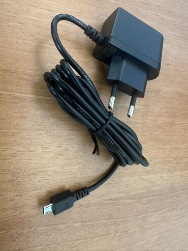 Зарядные устройства: Сетевое зарядное устройство с кабелем micro‑USB