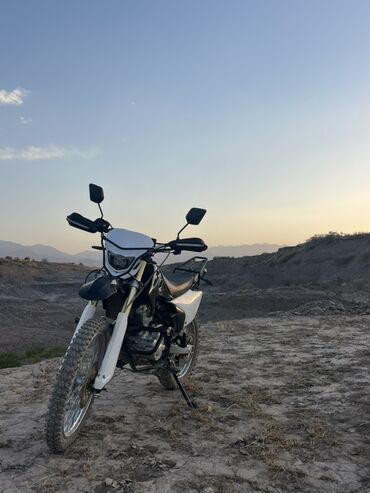 электроный мото: Эндуро/dual-sport мотоцикл черно-белого цвета. Основные особенности