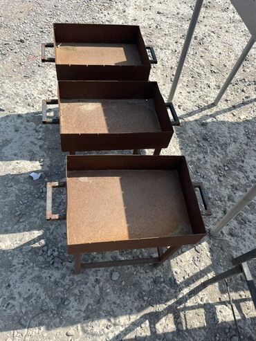 heyet ucun tamet: Üç ədəd metal manqal dəsti. Hər bir manqal möhkəm ayaqlara və rahat