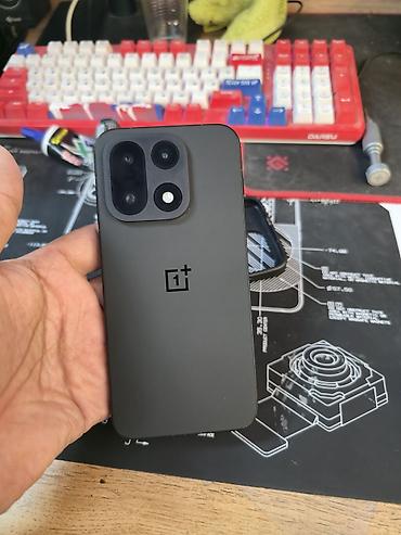 скупа телефон: OnePlus 15, Б/у, 256 ГБ, цвет - Черный, 2 SIM — 1