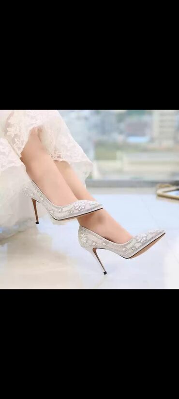свадебное платье и туфли: Туфли