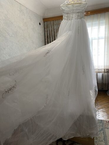 Toy paltarları: Ağ gəlinlik – straplez, A-kəsimli, uzun quyruqlu model. - Üst hissə — 6