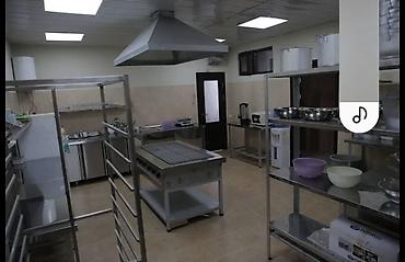 Аренда кашар и сараев: Сдается здание -1400 м2, первая линия, большая парковка, с мебелью — 27