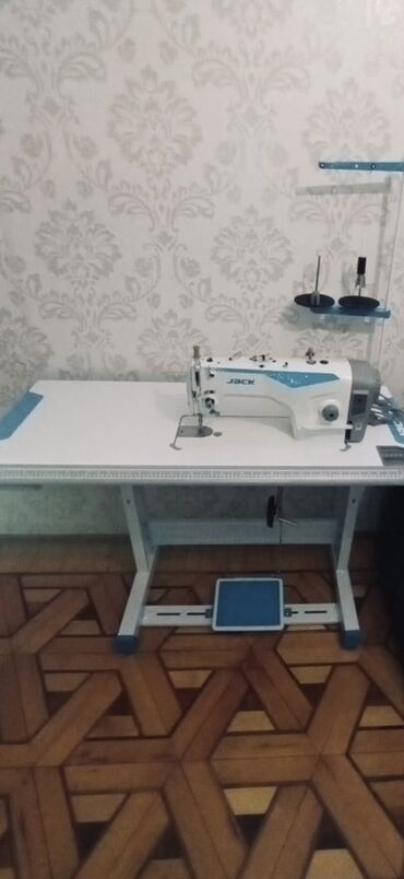 Контейнеры для отходов: Sənaye tikiş maşını – JACK F5, stol və pedal komplekti ilə