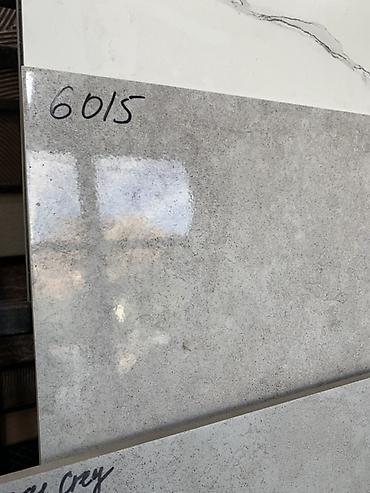 silver kitchen: Керамогранит 6015, серая глянцевая поверхность с легкой каменной — 1