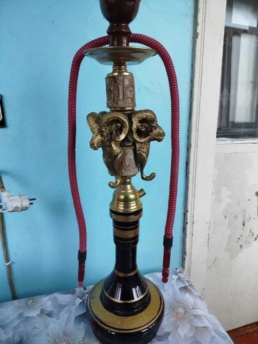 Qəlyan, vayp və aksesuarları: Dekorativ qabarıq detallara malik, qırmızı rəngli şlanqlı və tünd