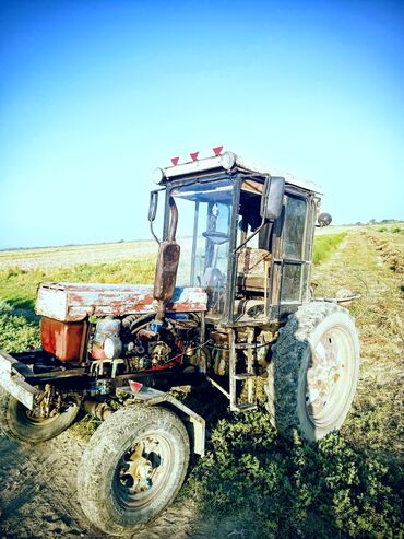Traktorlar: Kənd təsərrüfatı üçün tək kabinli təkərli traktor - Ön və arxa