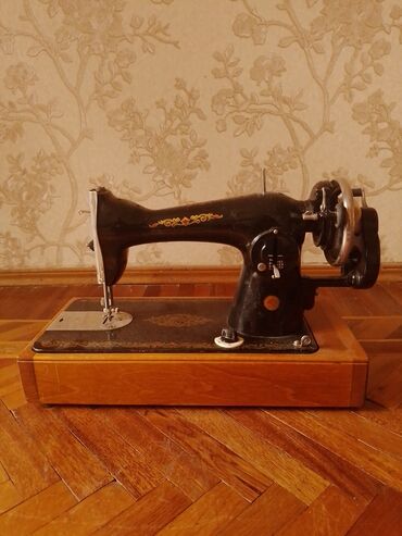 Qədim tikiş maşınları: Məhsul: Köhnə tip əl ilə işləyən tikiş maşını (daşınan model) Təsvir — 6