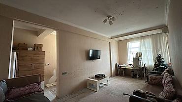 Köhnə tikili: Satılır: 2 otaqlı mənzil • Plan: geniş zal, ayrıca yataq otağı, ayrı — 4