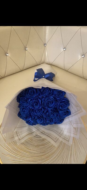 Hədiyyələr: Satilirlar endirim olub.Karobka buket 20m.Gul buket 18m — 15