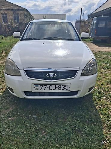 VAZ (LADA): Lada Priora sedan, ağ rəng. - Nömrə: 77-CJ-835 (AZ) - Mühərrik: benzin — 1
