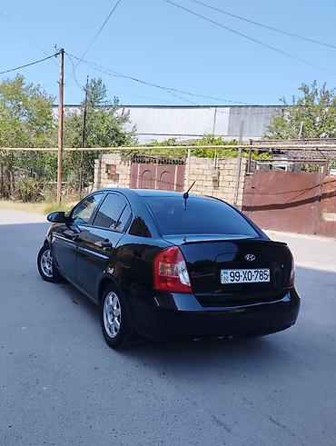 patpress satisi: Hyundai Accent sedan kuzalı avtomobil təqdim olunur. Avtomobil qara — 3