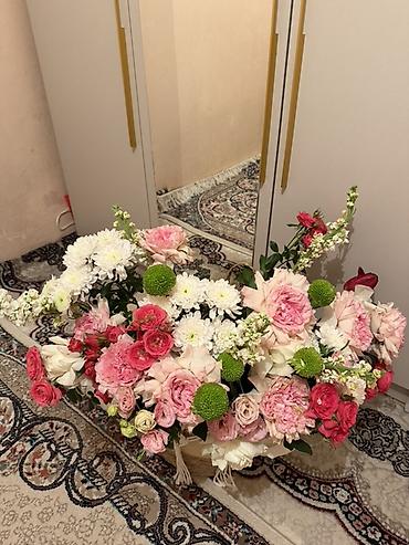 Букеты из живых цветов: Большая цветочная композиция в декоративной корзине - Пышный — 3