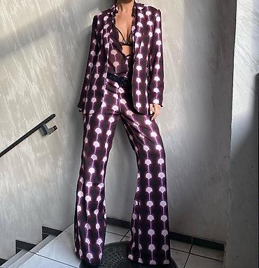 ljubičaste pantalone: Dvodelni set – košulja i pantalone sa retro geometrijskim printom - — 1