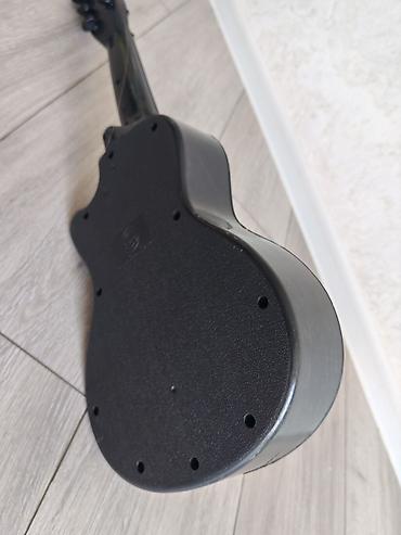 inkişaf etdirici oyuncaqlar: Dekorativ uşaq gitara formasında musiqi aləti. Korpus üzərində — 7