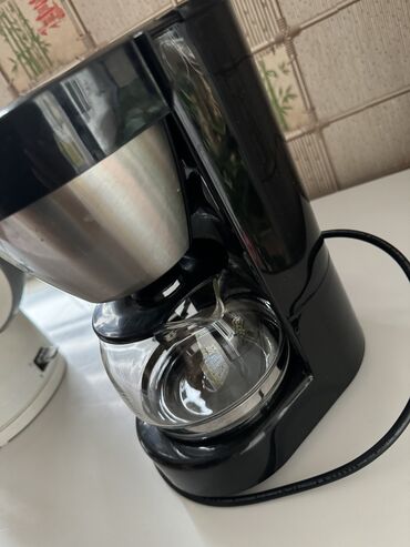 кофеварку: Отдаю даром КОФЕВАРКА Работает Электроника, но вакуум для воды не