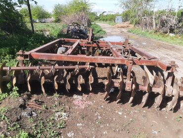 hundai h 1: Traktor qoşqusu olan, torpağı şumlayan diskli mala. Kənd