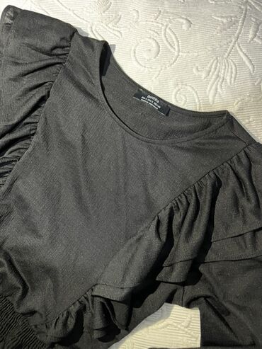 Köynək və bluzalar: Bershka markalı qara rəngdə, büzməli dizaynlı qolları olan qadın lalafo.az -da Köynək və bluzalar: Bershka markalı qara rəngdə, büzməli dizaynlı qolları olan qadın