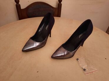 srebrna haljina i cipele: Salonke, 39