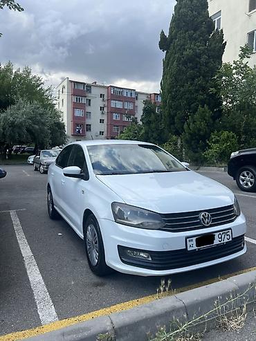 фольксваген поло л с: Volkswagen Polo sedan – ağ rəng, 4 qapı, AZ nömrə nişanlı. Əsas — 3