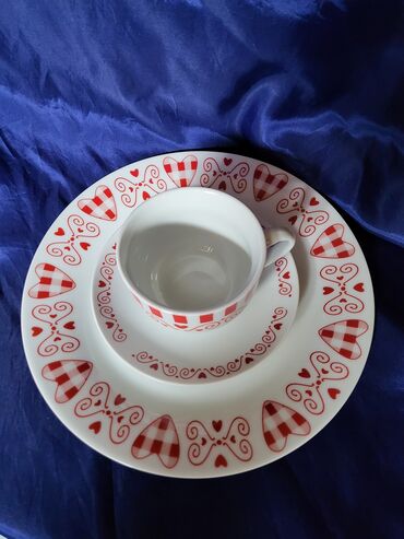 Kuhinjski setovi: Porcelanski nov set,servis za 4 osebe. Servis fabricki za 4 na lalafo.rs — 6 Kuhinjski setovi: Porcelanski nov set,servis za 4 osebe. Servis fabricki za 4 — 6