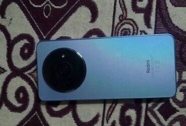 vivo v29 цена: Смартфон Redmi с градиентным корпусом синего цвета. Оснащен большим