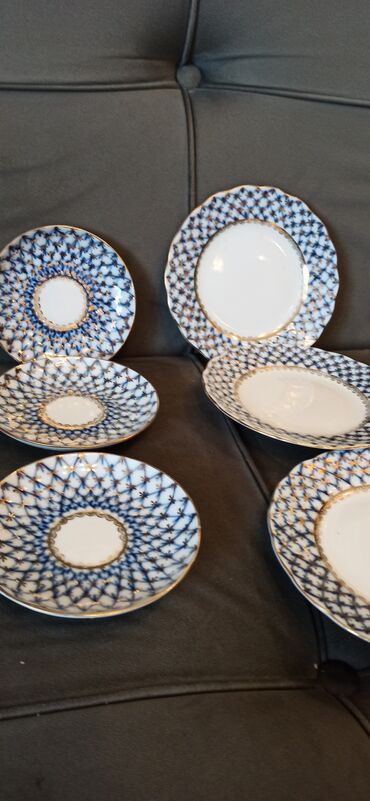 Əntiq qablar: Antik dekor kolleksiyası – 4 ədəd 1) Emallı metal fincan altlıq/şüşə — 24