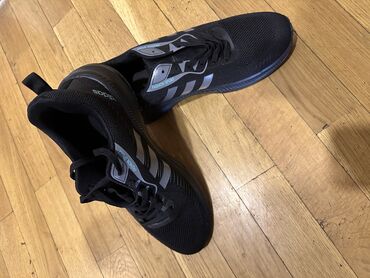 Botinkalar: Adidas idman ayaqqabısı.
Yenidir, geyinilməyib.
Ölçü 44
