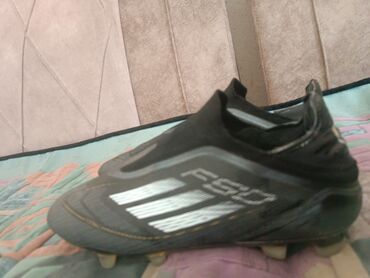 купить спортивную резину для тренировок: Бутсы Adidas F50 черного цвета с серебристыми полосками и логотипом