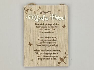 Drewniana tabliczka z napisem "Wiwat! Młoda Para!". Na tabliczce