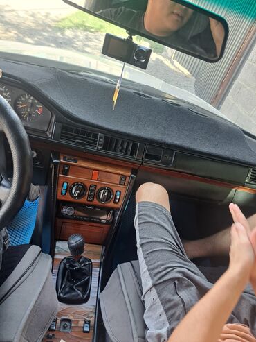 мерс е430: Классический седан Mercedes-Benz E220 серебристого цвета, отличающийся