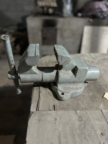 Тиски: 4 штук Тиски СССР Две маленькие! По 4000 сом Один средний. 8000сом — 4