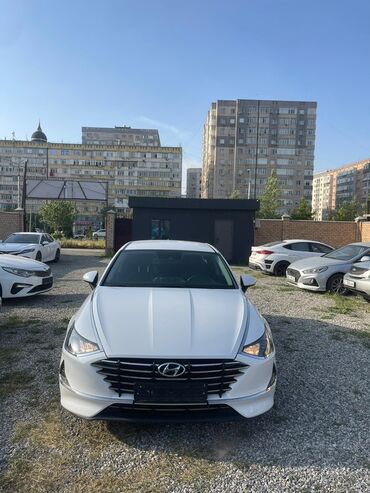 хундай соната бу: Белый седан Hyundai Sonata. Салон выполнен в черных тонах. Автомобиль
