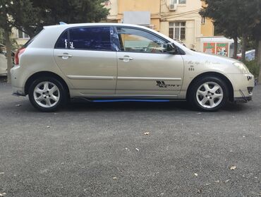 Toyota: Toyota Corolla hatchback (E12) – dizel, turbo yazılı stikerlərlə — 5