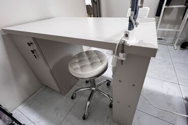 продаю маникюрный стол: Продаю стол! В идеальном состоянии . Делала на заказ продам