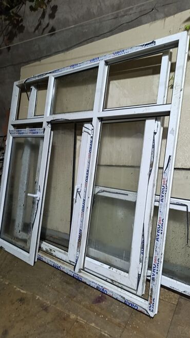Pəncərələr: Plastik pəncərələr 5 əded əla vəziyyətdə iki qat şüşəlidir.160 ×180