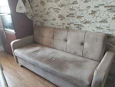 Bej rəngli yumşaq parça üzlü divan - Minimalist dizayn, neytral bej