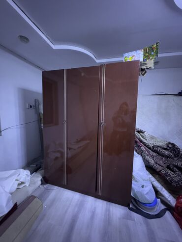 шкаф 3 дверный с зеркалом: Шкаф для одежды, Б/у, Прямой, Дерево