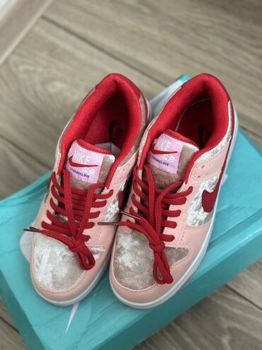 насос для члена: Кроссовки Nike SB Dunk Low Strangelove
Абсолютно новые