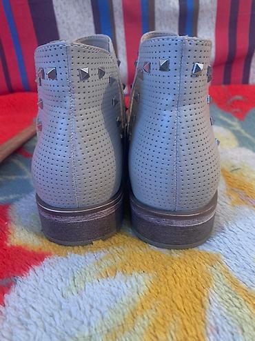 Другая женская обувь: Продаю ботинки женские. Размер 39. Кожаные, цвет бежевый. Привозили из — 8